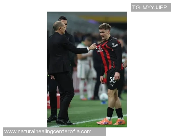 AC米兰在主场以精彩表现战胜罗马球队重返意甲争冠行列 AC米兰在主场以精彩表现战胜罗马球队重返意甲争冠行列